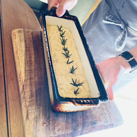 restaurant KAM﻿ - 焼く前のフォカッチャの生地を見せてくださいます。