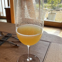 restaurant KAM﻿ - 柑橘の香りを付けた林檎のスパークリング:前の畑から採ったハーブなどを使ったノンアルコール。種類も沢山あって充実しています。