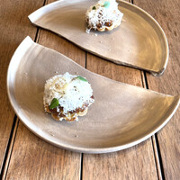 restaurant KAM﻿ - 一枚のお皿を割って焼いた器にのったキッシュ:器を合わせると隙が出来　焼いて縮んだ分がわかって楽しい！