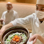 銀座 しのはら - ➓焼きすっぽん炊き込みご飯
      〜焼いたすっぽんと氷魚（鮎の稚魚）に鮮やかな卵黄の醤油漬け、鮮やかな緑色の菜の花を散らした炊き込みご飯。元気が出そう。