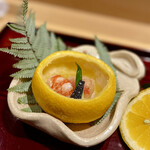 銀座 しのはら - ❷三方柑
      〜見るからにおめでたい逸品。縁起の良いウラジロの上には、春の季語でもある柑橘系の三方柑を器に。紅白の車海老となます、帆立貝、目萱草、寿型の水前寺海苔、加減酢の煮凝りでまとめた祝いの料理。