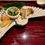 銀座 しのはら - ❼八寸
      〜お皿に盛り付けた豪華な八寸。鶴の器は縁起が良く梅と水仙が季節感溢れてインパクトあり。翼を広げた鶴のお皿には、雉とセリのお浸し、スモークサーモンの黄身酢、干し数の子、鰆の西京焼き、たたき牛蒡。