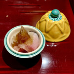 銀座 しのはら - 黄色と緑の丸い器には鰤といぶりがっこ。