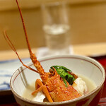 銀座 しのはら - ❾伊勢海老、虎河豚、蛤、粟麩の鍋
      〜伊勢神宮に奉納するピンと伸びた伊勢海老の髭は生きてるよう。虎河豚は"福"を呼ぶお正月のおめでたさを鍋にしたもの。出汁は濃い目だが旨味たっぷり♫