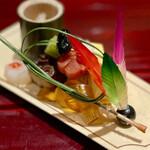 銀座 しのはら - ❼八寸
      〜羽子板皿には、子持ち昆布、茶ぶりナマコの霙酢、けしの実、クワイの芽、玉子真丈、のし梅、蛸。松葉の床飾りには、黒豆、ウドの梅煮、鏑の甘煮漬け、千社唐の味噌漬け。丸い器には鰤といぶりがっこ。