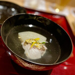 銀座 しのはら - ❸鏑の椀物
      〜聖護院鏑と淡路の真鯛。鏑の剥き方は扇形ですから末広がり。スッキリとした優しい吸い地は軽い真鯛の味わい。正月のお祝いらしく金箔がキラキラと華やか♫