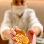 銀座 しのはら - ❽最中
      〜フォアグラとアンポ柿というスペシャリテの最中。濃厚なフォアグラに究極の甘いアンポ柿を合わせる。こんなにも合うのか凄技には毎度驚くしかない。