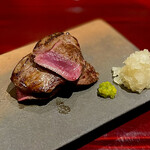 銀座 しのはら - ❺鴨の食べ比べ
      〜福井の鴨と岐阜の鴨の食べ比べ。大好きな鴨ちゃんは焼き場でこんがりジューシーな焼き具合でしたから美味いはず。福井の鴨は片折さんで使うもの。岐阜はご主人が昔から使っている鴨。