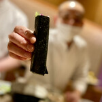 銀座 しのはら - ❻手巻き寿司
      〜本鮪、べったら漬け、胡瓜の手巻きを手渡しで頂きます。
      