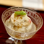 銀座 しのはら - ❹越前蟹と余市鮟肝
      〜見るからに綺麗で美しいお料理。納豆を混ぜるようにして、トロッとなったところをスプーンで頂くという贅沢な逸品だが、思い切って掻き混ぜないとご主人の意図する味わいにはならないかな。