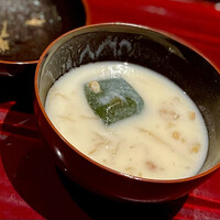 銀座 しのはら - ❶白味噌の椀物　
                      〜先ずは、よもぎ餅にナメコと牛蒡を加えた白味噌の椀物。大好物の白味噌の香りは武者震いしそう。器は高価なのだろうが、年季の入った田舎の神事にでてきそうな使い古された親しみがある。