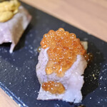 Zenseki Koshitsu Izakaya Kokusan Wagyuuniku Zushi To Kaisen Toroke Sakaba - 和牛とろにくら（一貫）¥550
                        トッピング（いくら）¥130
                        和牛とろうにく（一貫）¥570
                        トッピング（うに）¥150