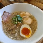 麺屋 一八 - 病みつき中華そば　880円（煮玉子クーポンサービス）