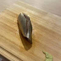 鮓 村瀬 - 大好きな鯖。大将の所作、寿司の見た目の美しさ、当然その美味さにも感動する。普段は食事の時には写真は撮らないが、感動して記録に残したかったので