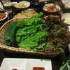 サムサム - サムギョプサルの豚肉を巻く野菜