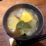 地酒喝采 かも蔵 - 野菜の味噌汁。珍しい種類のズッキーニが、ゴロゴロ入ってます