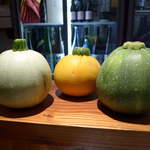 地酒喝采 かも蔵 - 三鷹から直送の丸型ズッキーニ。夏が旬、かぼちゃみたいに愛嬌のある形♪