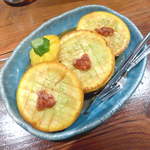 地酒喝采 かも蔵 - 丸型ズッキーニのステーキ（バター焼き）。酒盗を添えることで、日本酒に合う肴に仕上げている。食べ応えあり！