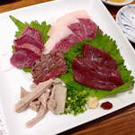 地酒喝采 かも蔵 - 馬肉盛り合わせ。生肉ならではの甘みが味わえるレバー、さっぱりしたハツ、脂が濃厚なフタエゴetc