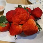 小料理 椿 - デザートはいちご。