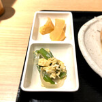 梅田韓国料理と二色鍋 かん菜 - 副菜2種。これがキムチや韓国海苔なら、艶々のご飯がすすみますね❗️