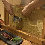 三代目 脇彦商店 名古屋 別邸 - 選択のヘレの蜂蜜ソース　目の前で蜂の巣から蜂蜜取ります