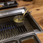 三代目 脇彦商店 名古屋 別邸 - 選択のヘレの蜂蜜ソース　蜂蜜を温めてお肉にかけます