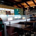 ハカタ クウコウ ダイニング - お昼時を過ぎていたのでガラガラ…