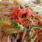 ハカタ クウコウ ダイニング - 特製博多皿うどん。ちょこっと食べてから紅生姜と酢で味変