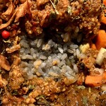 レベルカレー - 押し麦といった雑穀米も混ざるライスは麻炭を使用して炊かれており、見た目にもドキッとする薄灰色。含まれる水分は少なく、炊き具合はやや硬めだ。