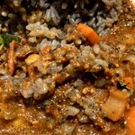 レベルカレー - ルゥに入る具はひよこ豆にレンコン。チキンキーマの上のフライドオニオンも含め、食感を楽しめるのが良い。