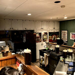 レベルカレー - 店内は厨房を囲む三角型カウンターのみ。ドレッドヘアの店主が独りで切り盛りされている。