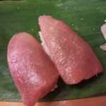 さかえすし - 一貫１００円の寿司が一番豊富にあります。
      あとは１５０円・２００円
      
      中トロだって２００円の一番高い大トロでも３００円ですよ先輩(笑)
      