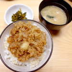 Tempura Fuji - シメのミニ天丼は小柱入り。味噌汁もなかなか旨い。高菜漬けでさっぱりとごはんを完食