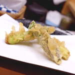 Tempura Fuji - 季節の野菜はアスパラ。シャッキリとした食感、ジューシーで爽やかにいただける一品