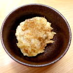 天ぷら ふじ - はまぐりの天ぷら。殻ごと揚げることで、素材のジューシーさが損なわれないのだという