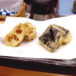 Tempura Fuji - 蓮根と茄子。天ぷらにして塩を付けていただくと、素材由来の甘さが引き立って面白い