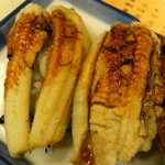 さかえすし - 一貫１００円の寿司が一番豊富にあります。
      あとは１５０円・２００円
      
      中トロだって２００円の一番高い大トロでも３００円ですよ先輩(笑)
      