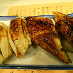 さかえすし - 一貫１００円の寿司が一番豊富にあります。
      あとは１５０円・２００円
      
      中トロだって２００円の一番高い大トロでも３００円ですよ先輩(笑)
      