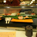 さかえすし - そんな最高の立地に安いのに雰囲気もある寿司屋があるのです。
      
      新世界の寿司屋と同等の価格で雰囲気は２ランク上でしょう(笑)
      