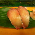 さかえすし - 一貫１００円の寿司が一番豊富にあります。
      あとは１５０円・２００円
      
      中トロだって２００円の一番高い大トロでも３００円ですよ先輩(笑)
      