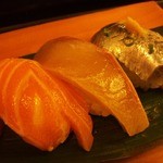 さかえすし - 一貫１００円の寿司が一番豊富にあります。
      あとは１５０円・２００円
      
      中トロだって２００円の一番高い大トロでも３００円ですよ先輩(笑)
      