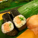 さかえすし - 一貫１００円の寿司が一番豊富にあります。
      あとは１５０円・２００円
      
      中トロだって２００円の一番高い大トロでも３００円ですよ先輩(笑)
      