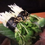 さかえすし - 一貫１００円の寿司が一番豊富にあります。
      あとは１５０円・２００円
      
      中トロだって２００円の一番高い大トロでも３００円ですよ先輩(笑)
      