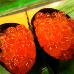 さかえすし - 一貫１００円の寿司が一番豊富にあります。
      あとは１５０円・２００円
      
      中トロだって２００円の一番高い大トロでも３００円ですよ先輩(笑)
      