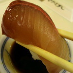 さかえすし - 一貫１００円の寿司が一番豊富にあります。
      あとは１５０円・２００円
      
      中トロだって２００円の一番高い大トロでも３００円ですよ先輩(笑)
      