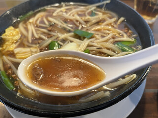 らーめん幸 - スープは熱々の餡かけ仕立てでとろみがついてます。たまり醤油の深い味わい。