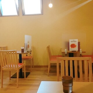 コーヒーと軽食のある喫茶店_2