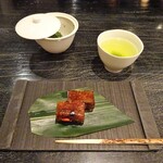 HIGASHIYA GINZA - 季節のお茶と和菓子セット：さえみどり（一煎目）、果物と木の実の道明寺羹