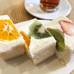 欧風食堂 タブリエ - ミックスフルーツサンド　660円